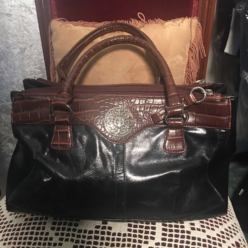 Giani Bernini Large Black Leather Shoulder Bag with brown faux trim. OS